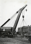 169682 Afbeelding van de ongevallenkraan NS 482 te Amersfoort, met in de takels een diesel-electrische locomotief uit ...